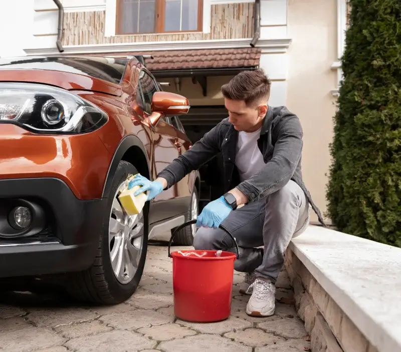 Lavage auto à domicile Flavigny-le-Grand-et-Beaurain : professionnel intervenant sur un véhicule